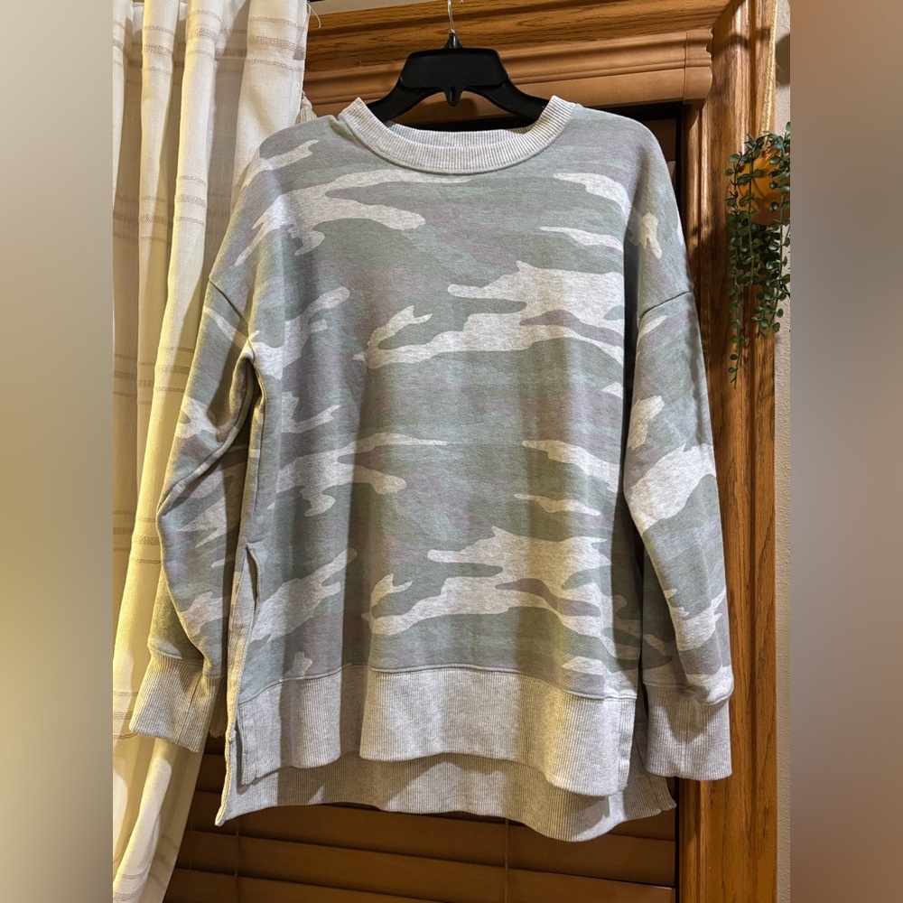 Aerie Women's Gray and Camouflage Sweater - Picture 4 of 6